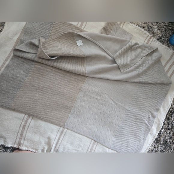 Neiman Marcus Cashmere Knit Sweater Poncho - Picture 4 of 6